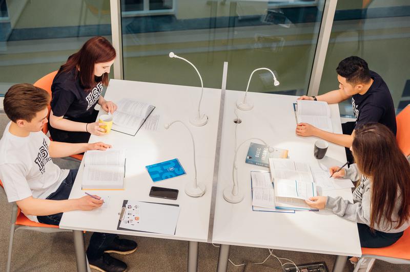 Учебные ассистенты: как и зачем они появились в Вышке и почему это важно Иллюстрация к новости: Учебные ассистенты: как и зачем они появились в Вышке и почему это важно